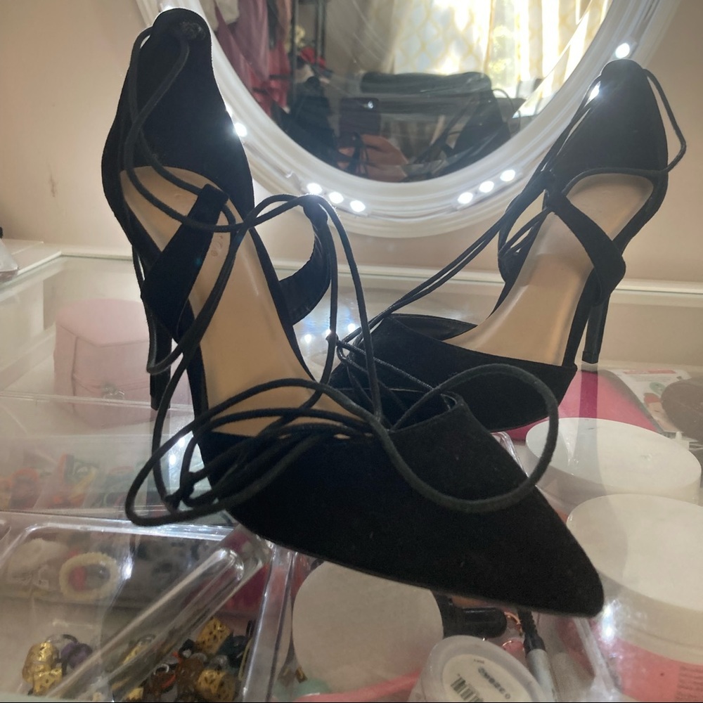 Size 9 lace up close heel